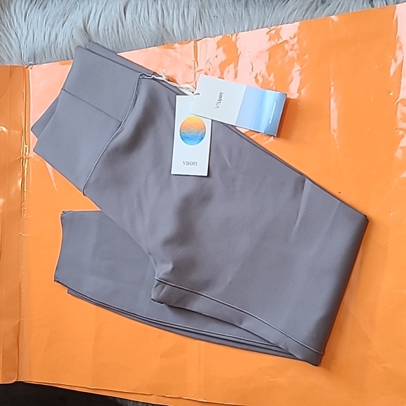 Nwt! Vuori evolve legging in smoke - Picture 7 of 7
